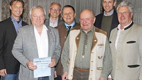 Helmut Mittelberger (vordere Reihe, Zweiter von links) und Konrad Hacker (vordere Reihe, Zweiter von rechts) halten der CSU seit 40 Jahren die Treue. Weiter im Bild (von links) Ortsvorsitzender Jürgen Kieslich, Walter Hofmann (15 Jahre), Kreisvorsitzender Henry Schramm, Bürgermeister Martin Bernreuther und Landtagsabgeordneter Ludwig von Lerchenfeld. Foto: Sonja Adam