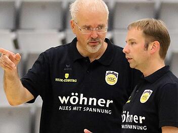 Co-Trainer Ralf Baucke und HSC-Chefanweiser Jan Gorr waren mit dem ersten Auftritt ihrer Mannschaft beim Sparkassen-Cup sehr zufrieden. Das Team besiegte den Erstligisten FrischAuf Göppingen mit 27:23 (16:13). Foto: Timo Geldner