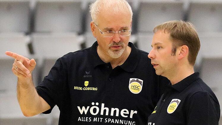 Co-Trainer Ralf Baucke und HSC-Chefanweiser Jan Gorr waren mit dem ersten Auftritt ihrer Mannschaft beim Sparkassen-Cup sehr zufrieden. Das Team besiegte den Erstligisten FrischAuf Göppingen mit 27:23 (16:13). Foto: Timo Geldner