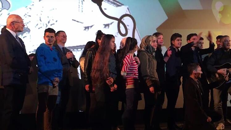 So sehen Sieger aus: Die gebundene Ganztagsübergangsklasse der Rückert-Mittelschule holt sich beim 15. Jufinale in Marktredwitz einen Preis für ihr Musikvideo. Im Kinosaal rappen sie "Der, Die, Das" live auf der Bühne. Foto: Elisabeth Niestroj