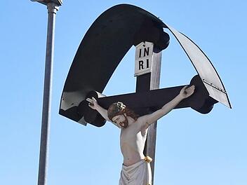 Dieses Kreuz in der Mittelstraße soll der Verdächtige bespuckt haben. Foto: Ronald Rinklef