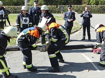 In Windeseile kuppelten die Aktiven den Saugschlauch zusammen. Foto: Klaus-Peter Wulf
