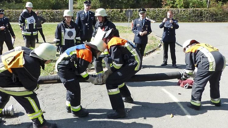 In Windeseile kuppelten die Aktiven den Saugschlauch zusammen. Foto: Klaus-Peter Wulf