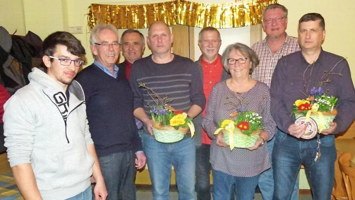 Die Sieger des Einzelhauswettbewerbs mit dem neuen Vorstandsteam. Im Bild (von links) der neue stellvertretende Vorsitzenden Elias Ramming, der scheidende Vorsitzende Wolfgang Wagner, Kreisvorsitzender Günter Reif, Rüdiger Hohl, Zweiter Bürgermeister Hans-Peter Röhrlein, Edith Reimann, der neue Vorsitzende Harald Wenig und Heinz Erhardt  Foto: Werner Oetter