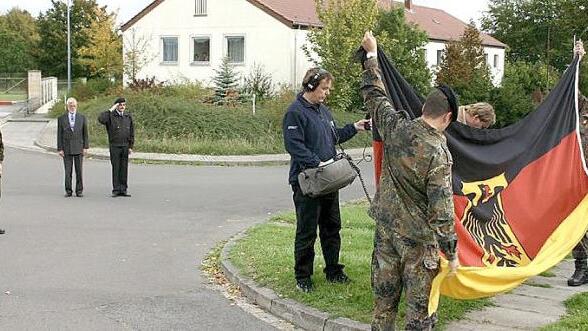 Ein letztes Einholen der Truppenfahne: Noch einmal salutierten die letzten verbliebenen Soldaten und Vertreter der Standortverwaltung.