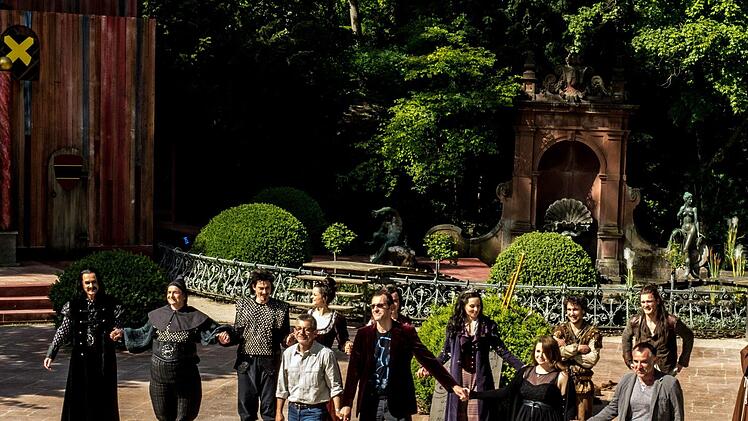 "Robin Hood": Reichlich Applaus gab es für die Darstellerschar und das Produktionsteam um Regisseur Holger Seitz nahc der rundum gelungenen Premiere bei den Coburger Sommerfestspielen im Hofgarten.Foto: Jochen Berger