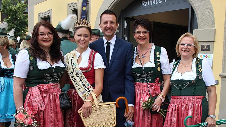 Der Bürgermeister Andreas Hügerich (Mitte) und die Korbstadtkönigin Alicia I. (Zweite von links)  warten zusammen mit einigen Schützendamen voller Freude auf den Beginn des Festzuges.  Foto: Hilmar Schütz