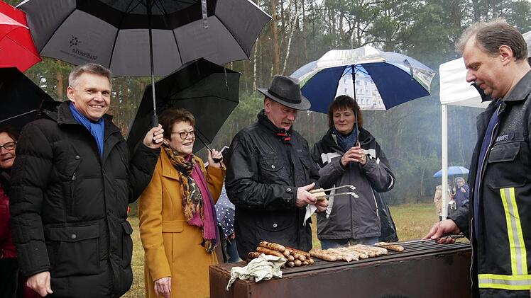 von links: Sonnebergs Bürgermeister Dr. Heiko Voigt und  Neustadts Bürgermeisterin Elke Protzmann wurden natürlich auch kulinarisch  verwöhnt, mit heimischen Spezialitäten vom Rost.   Foto: Manja von Nida