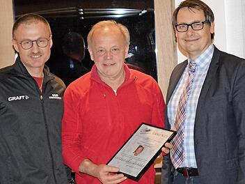Vorsitzender Harald Schricker (links) und Bürgermeister Roland Wolfrum (rechts) überreichen Hansi Hümmer die Ernennungsurkunde zum Ehrenvorsitzenden.  Foto: Dieter Hübner