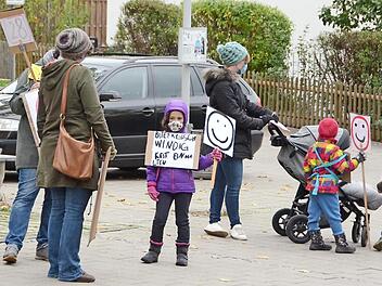 Anwohner halten ihre Plakate und Schilder in die Höhe.  Foto: Friederike Neundörfe