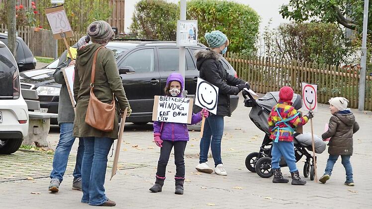 Anwohner halten ihre Plakate und Schilder in die Höhe.  Foto: Friederike Neundörfe