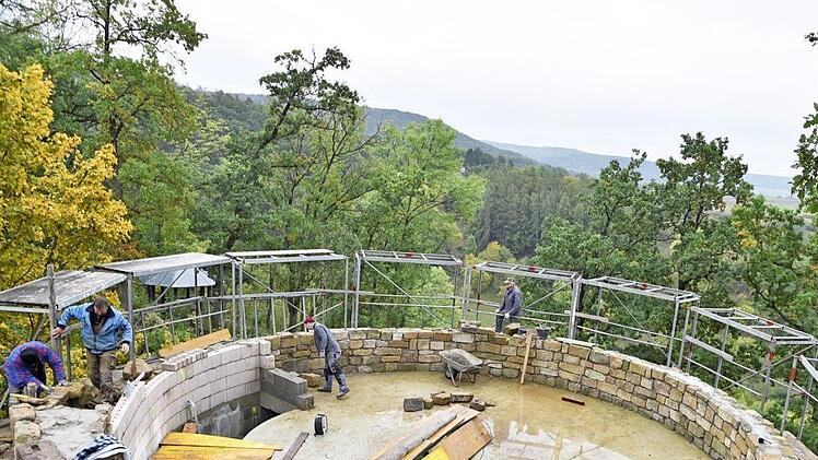 Ein flei&szlig;iger Bautrupp richtet Teile der Burg wieder auf, hier den Basteiturm.