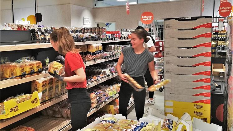 Auch Azubis müssen vor der Wiedereröffnung beim Einräumen der Ware schnell mit anpacken.