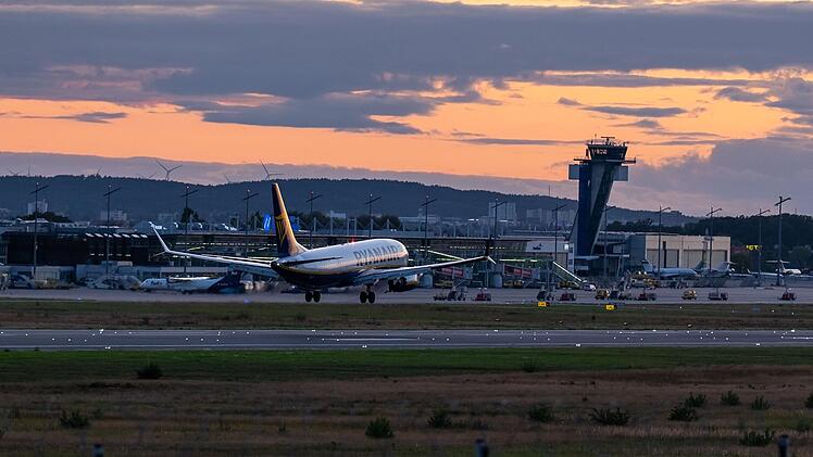 Flugzeug vor dem Sonnenuntergang.