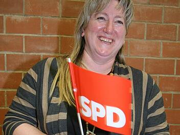 Anja Müller schwenkt die SPD-Fahne wieder aus Überzeugung.  Sie  wollte aus der  Partei  austreten, hat ihre Austrittserklärung bei der Feier in Untersteinach aber  zurückgezogen. Fotos: Sonja Adam