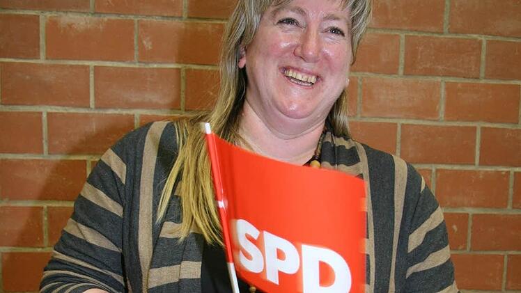 Anja Müller schwenkt die SPD-Fahne wieder aus Überzeugung.  Sie  wollte aus der  Partei  austreten, hat ihre Austrittserklärung bei der Feier in Untersteinach aber  zurückgezogen. Fotos: Sonja Adam