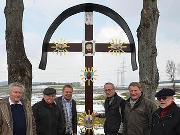Bildhauer Manfred Fössel (3. v. r.) erörterte am Fünf-Wunden-Kreuz die durchgeführten Arbeiten. Bürgermeister Wolfgang Beiergrößlein (3. v. l.) und Kreisheimatpfleger Roland Graf (r.) dankten den Idealisten, welche die Restaurierung veranlasst hatten (v. l.): Fritz Neder, Robert Baehr und Alfred Stumpf (Zweiter von rechts).