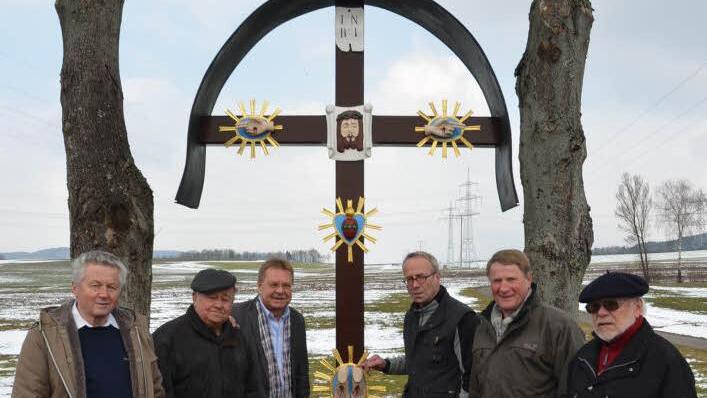 Bildhauer Manfred Fössel (3. v. r.) erörterte am Fünf-Wunden-Kreuz die durchgeführten Arbeiten. Bürgermeister Wolfgang Beiergrößlein (3. v. l.) und Kreisheimatpfleger Roland Graf (r.) dankten den Idealisten, welche die Restaurierung veranlasst hatten (v. l.): Fritz Neder, Robert Baehr und Alfred Stumpf (Zweiter von rechts).