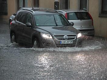 Kaum noch ein Durchkommen: Dieser VW wollte in die Bamberger Straße in Bad Staffelstein abbiegen. Foto: kdm