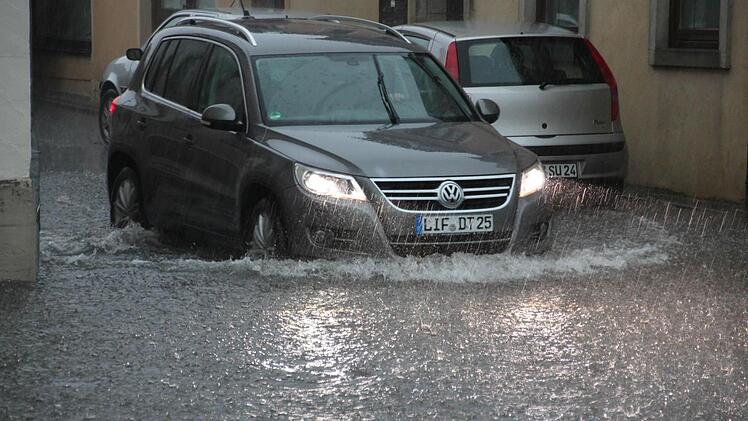 Kaum noch ein Durchkommen: Dieser VW wollte in die Bamberger Straße in Bad Staffelstein abbiegen. Foto: kdm