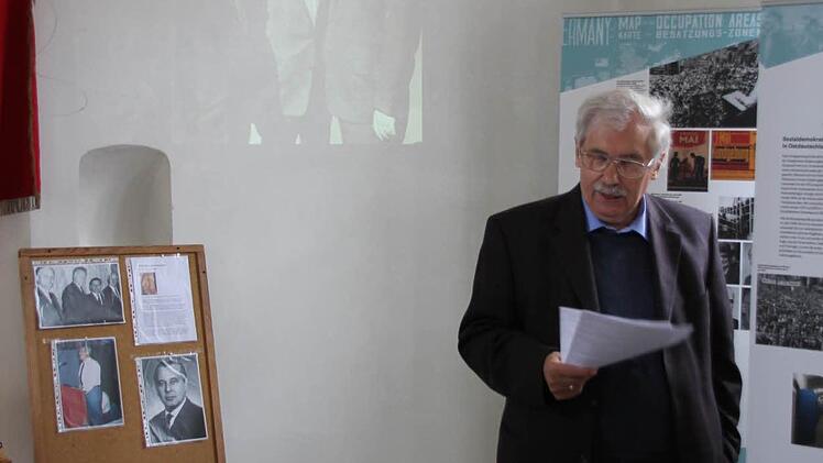 Ludwig Leisentritt bei seinem Vortrag mit einem seiner historischen Bilder im Hintergrund.