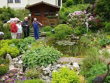 Am Sonntag, 26. Juni, steht Ludwigsstadt ganz im Zeichen des "Tags der offenen Gartentür". Der Wohngarten der Familie Erika und Frieder Apel (unser Bild) gleicht einem Gartenparadies. Mit im Bild auch Vorsitzender Peter Kratkai (links) sowie Jupp Schröder, ehemaliger Kreisfachberater aus Lichtenfels (Zweiter von rechts).  Foto: Gerd Fleischmann