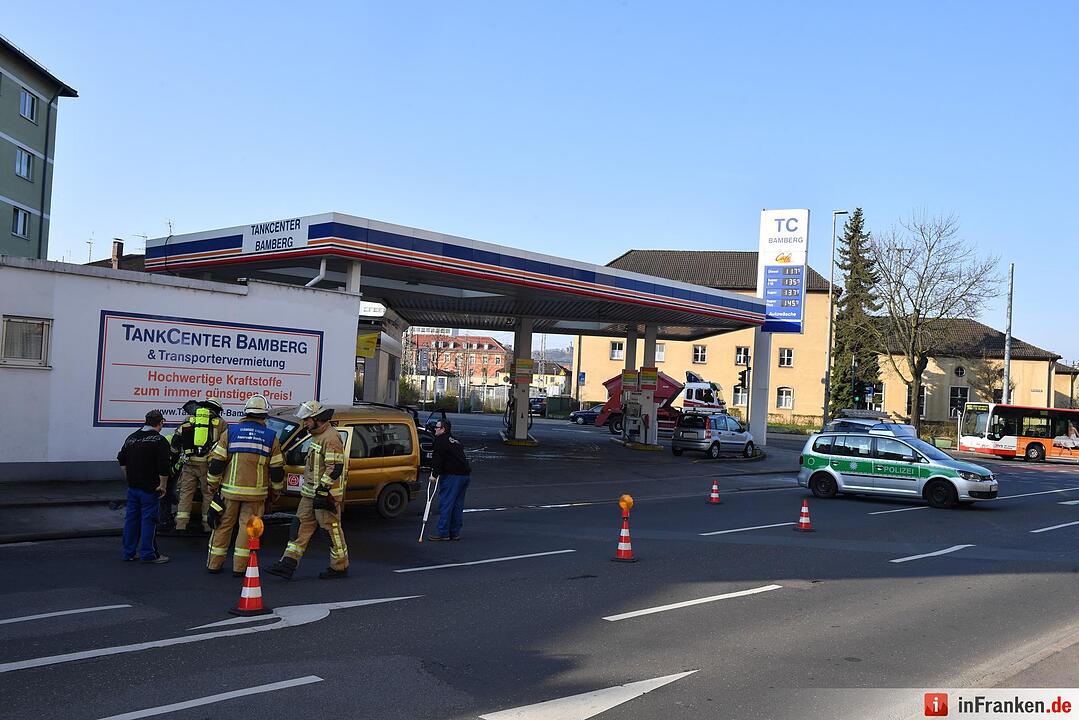 Auto fängt Feuer an Tankstelle in Bamberg