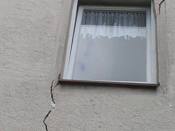 Tiefe Risse sind in den Außenwänden des Wohnhauses der Familie Mark in Ebensfeld zu sehen. Im Inneren des Hauses bietet sich das gleiche Bild - kaum eine Wand, die keinen Riss aufweist, uns sogar im Parkettboden klaffen Spalten. Foto: Matthias Einwag