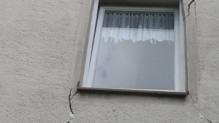Tiefe Risse sind in den Außenwänden des Wohnhauses der Familie Mark in Ebensfeld zu sehen. Im Inneren des Hauses bietet sich das gleiche Bild - kaum eine Wand, die keinen Riss aufweist, uns sogar im Parkettboden klaffen Spalten. Foto: Matthias Einwag
