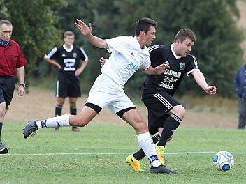 Andreas Büttel (l.) und die DJK-SC Mistendorf hatten gegen Stadelhofen um Andreas Bienlein (r.) den längeren Atem und siegten in der A-Klasse 2 mit 2:1.  sportpress