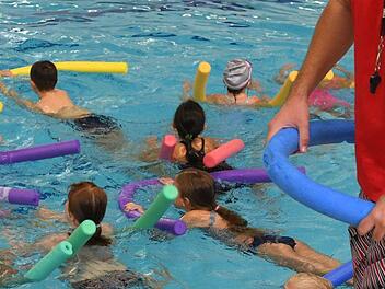 Spielerisch werden Kinder in Kursen an das Element Wasser gewöhnt. Wasserwacht, DLRG und private Schwimmschulen setzen sich dafür ein, dass möglichst alle das Schwimmen lernen. Foto: Ronald Rinklef