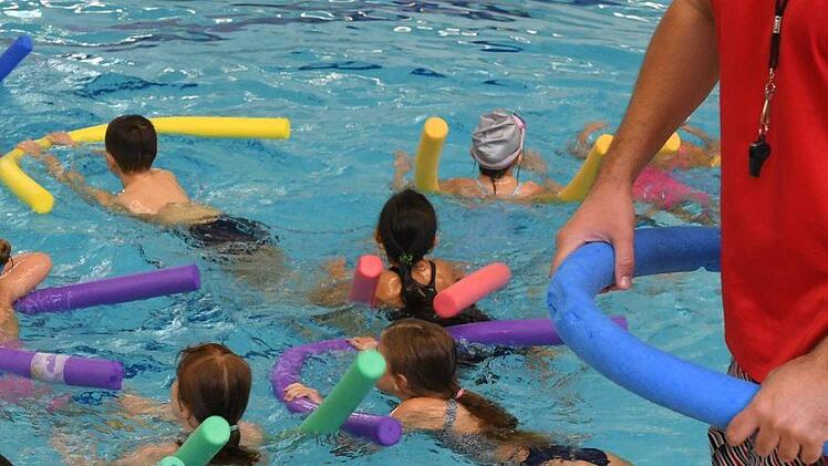Spielerisch werden Kinder in Kursen an das Element Wasser gewöhnt. Wasserwacht, DLRG und private Schwimmschulen setzen sich dafür ein, dass möglichst alle das Schwimmen lernen. Foto: Ronald Rinklef