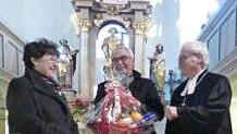 Irene Friedrich nimmt die Glückwünsche von Günther Werner (rechts) und Wolfgang Streit entgegen.  Foto: Paul Pöhlmann