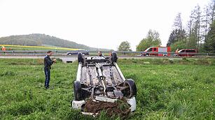 Nach 15-Meter-Flug: Corsa landet auf Dach in Wiese