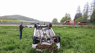 Nach 15-Meter-Flug: Corsa landet auf Dach in Wiese