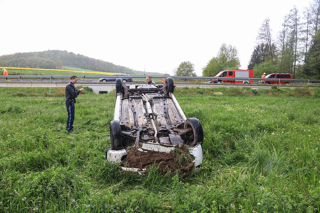 Nach 15-Meter-Flug: Corsa landet auf Dach in Wiese