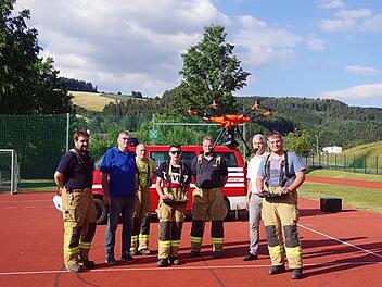 Die Feuerwehr Ludwigsstadt stellte ihren neuen Copter in den Dienst. Bei seiner offiziellen Einführung wurden dessen Handhabung und Einsatzmöglichkeiten erläutert. Heike Schülein