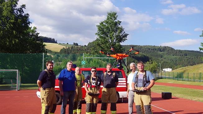 Die Feuerwehr Ludwigsstadt stellte ihren neuen Copter in den Dienst. Bei seiner offiziellen Einführung wurden dessen Handhabung und Einsatzmöglichkeiten erläutert. Heike Schülein
