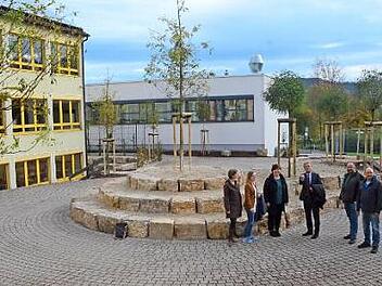 Sie freuen sich über die gelungene Neugestaltung des Pausenhofes der "Glück Auf"-Grundschule Stockheim.  Foto: Hofmann