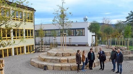 Sie freuen sich über die gelungene Neugestaltung des Pausenhofes der "Glück Auf"-Grundschule Stockheim.  Foto: Hofmann