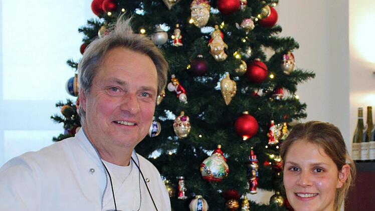 Sophie Kimmel mit dem Siegerpokal. Da strahlt auch Chef Max Matreux. Werner Vogel