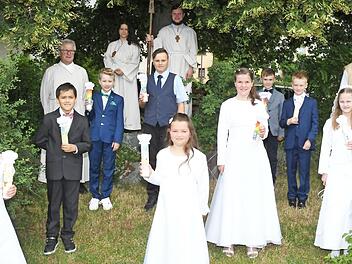 Die Erstkommunionkinder der Pfarrei St. Bartholomäus Ludwigschorgast und der Filialkirche Neuenmarkt mit Trebgast zusammen mit Pfarrer Michal Osak (rechts) und Gemeindereferent Peter Wilm (links)