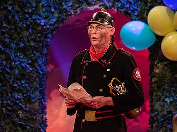 2021 kam Kommandant Norbert Neugirg coronabedingt alleine zur Aufzeichnung nach Veitshöchheim. Dieses Jahr hat seine Feierwehrkapell'n ihren Auftritt komplett abgesagt.  Foto: Archiv/Silvia Gralla