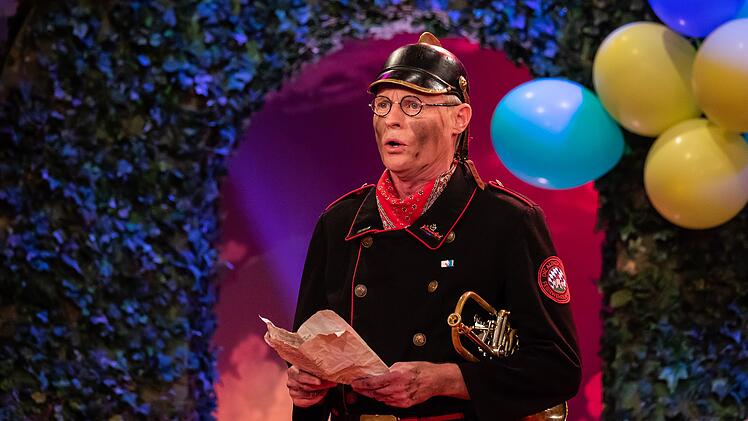 2021 kam Kommandant Norbert Neugirg coronabedingt alleine zur Aufzeichnung nach Veitshöchheim. Dieses Jahr hat seine Feierwehrkapell'n ihren Auftritt komplett abgesagt.  Foto: Archiv/Silvia Gralla