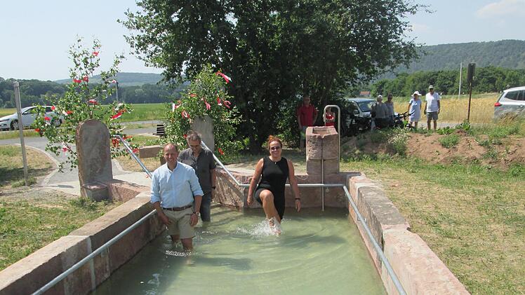 Wassertreten bei 30 Grad ist eine wahre Wohltat. Bürgermeister Johannes Krumm, Planer Valtin Dietz und Vizebürgermeisterin Christine Neeb-Wittmann (v. l.) waren die ersten Gesundheitsgäste am Tretbecken.