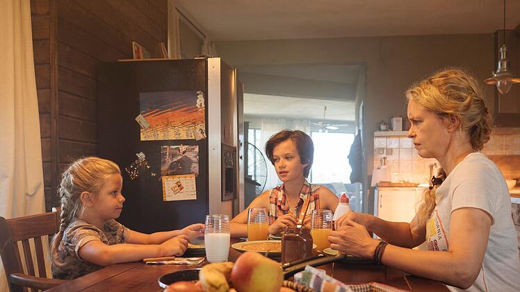 Wiebke (Nina Hoss) strebt mit ihren Adoptivt&ouml;chtern (Katerina Lipovska, rechts, und Adelia Ocleppo) ein harmonisches Familienleben an.