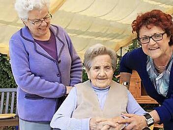 Ida Happ (Mitte) feiert am Samstag ihren 100. Geburtstag. Tochter Inge Kirch und Heimleiterin Monika Müller freuen sich mit ihr. Foto: Heike Beudert