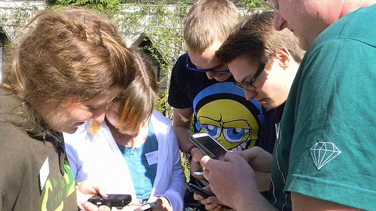 Kadda, Laura, Johannesm Benedikt und Sebastian (v.l.) suchen auf Burg Feuerstein nach Handyempfang.  Foto: Lengenfelder