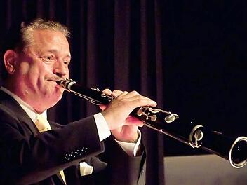 Vielseitig: László Fehér beeindruckte auf der Klarinette, der Panflöte und auf dem Tarogato, einer Mischung aus Klarinette und Saxofon. Moderator und virtuoser Geigensolist war Gyula Mezei, am Kontrabass brillierte Ferenc Zink, am Cello Erzsébet Pazdernik. Fotos: Jochen Berger