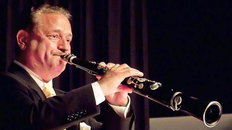 Vielseitig: László Fehér beeindruckte auf der Klarinette, der Panflöte und auf dem Tarogato, einer Mischung aus Klarinette und Saxofon. Moderator und virtuoser Geigensolist war Gyula Mezei, am Kontrabass brillierte Ferenc Zink, am Cello Erzsébet Pazdernik. Fotos: Jochen Berger